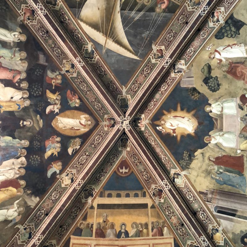 フィレンツェ。サンタ・マリア・ノヴェッラ教会の礼拝堂の天井
