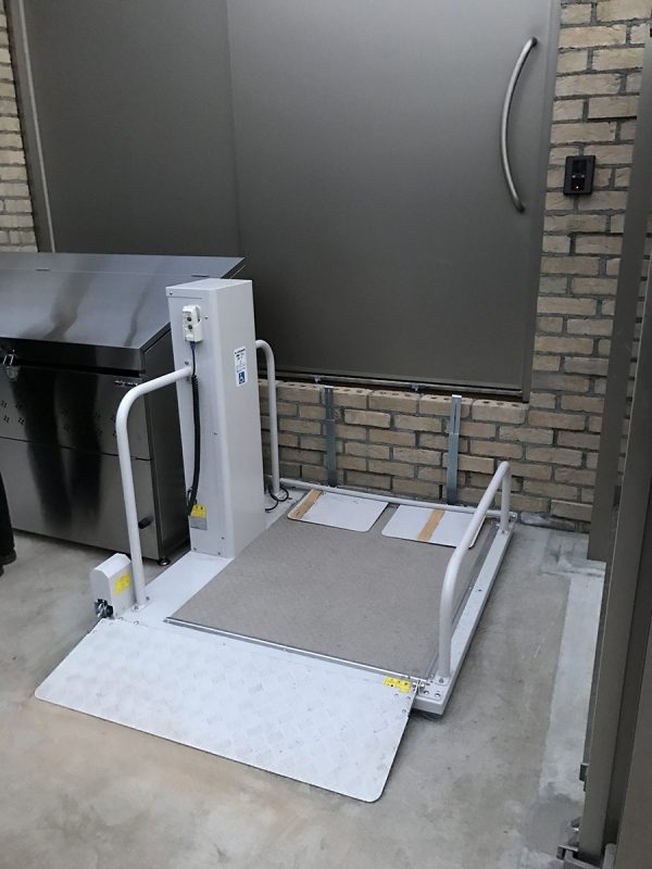 園舎のエレベーター・小荷物専用昇降機（ダムウェーター）・段差解消機