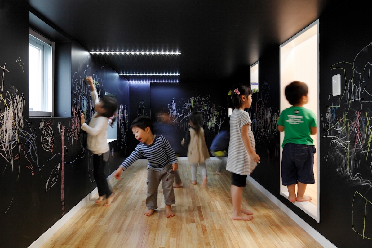 園舎の小さな居場所_階段下