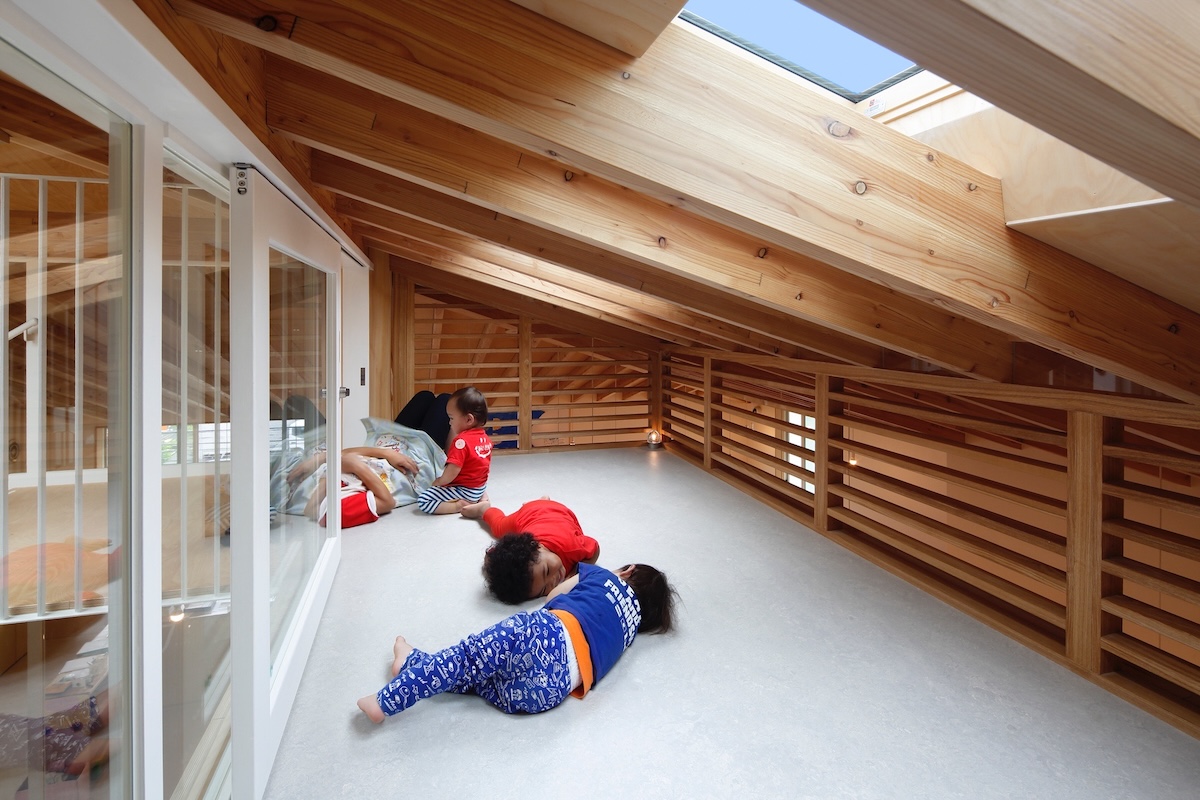 園舎の狭い空間_ロフト_天窓とロフト