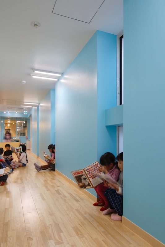 園舎の狭い空間_柱のふところ_彫りの深い窓に挟まれたい