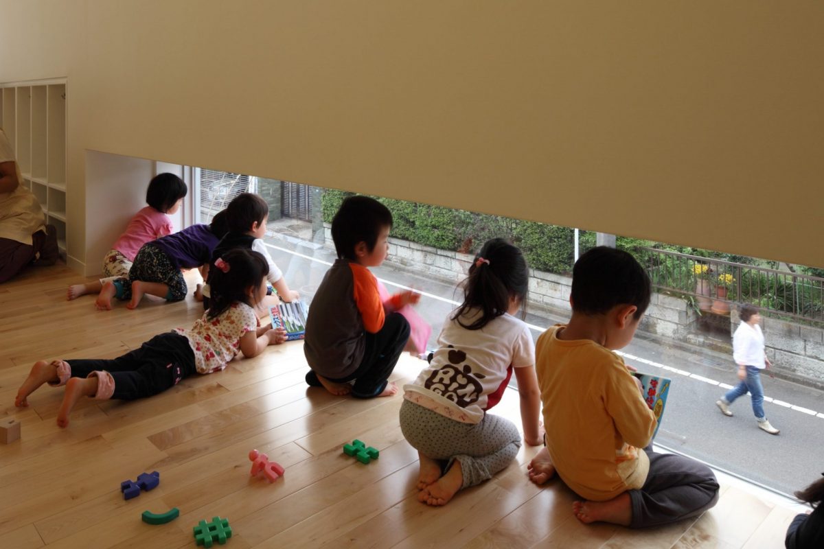 園舎の狭い空間_柱のふところ_彫りの深い窓に挟まれたい